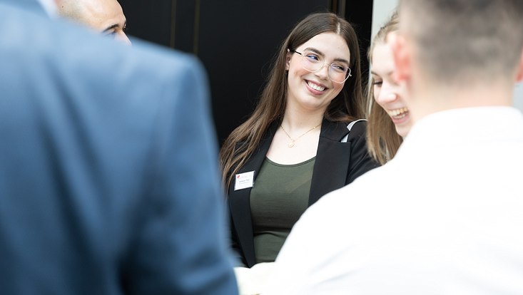 Menschen im Foyer/ People in the entrance hall