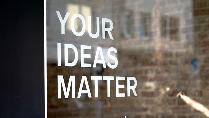 Schriftzug Your Ideas Matter, auf Fenster geklebt