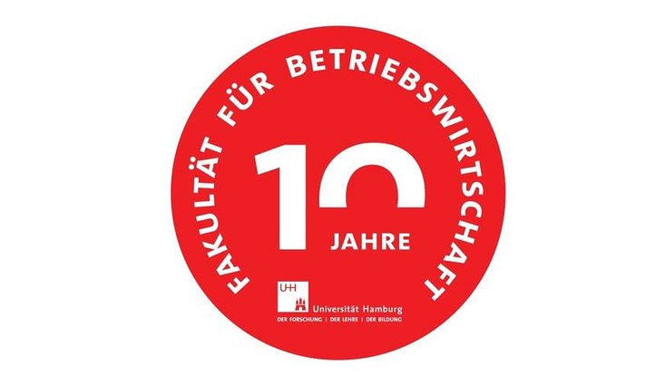 Runder Störer in Rot mit Hinweis auf das 10-jährige Jubiläum der Fakultät für Betriebswirtschaft