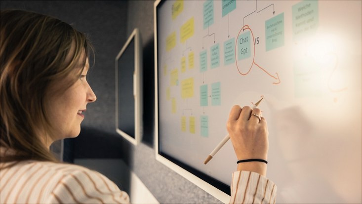 Frau am Smartboard