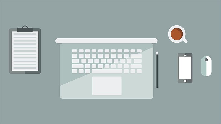 Darstellung eines Arbeitsplatzes mit Laptop, Handy, Maus, Stift, Notizblock und Kaffee