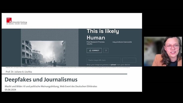 Screenshot des Zoom-Meetings. Eingeblendet: erste Folie, betitelt "Deepfakes und Journalismus", sowie die REferentin Juliane Lischka im Portrait.