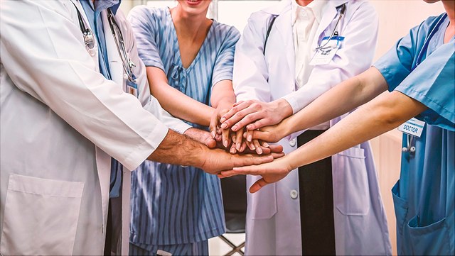 adobestock-492936941-640x361 Krankenhauspersonal legt Hände übereinander / Hospital staff put their hands on top of each other
