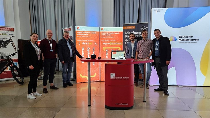Gruppenbild vom Stand des Instituts für Logistik, Verkehr und Produktion auf der HeyMobility Messe 2024