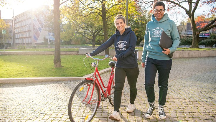 Zwei Studierende mit Fahrrad