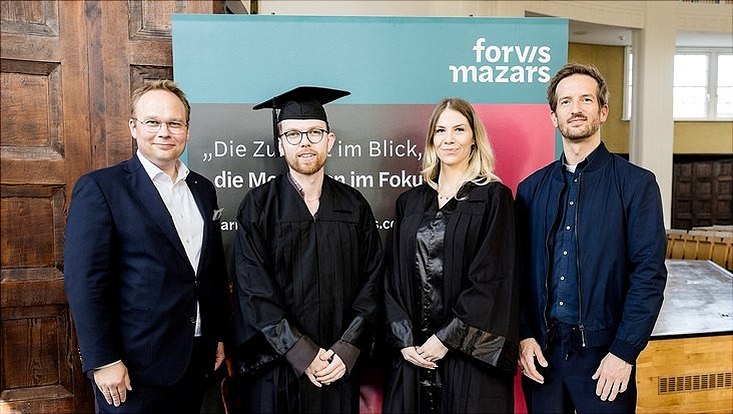 von links nach rechts; Jörn Dieckmann (Leitung Familienunternehmen & Mittelstand bei Forvis Mazars), Die Preisträger:innen Anton Savko und Jessica Kiebach, Kai Wuttke (Partner, Geschäftsführer)