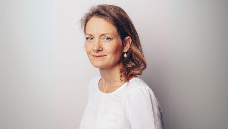 Portrait von Denise Longe in weißer Bluse
