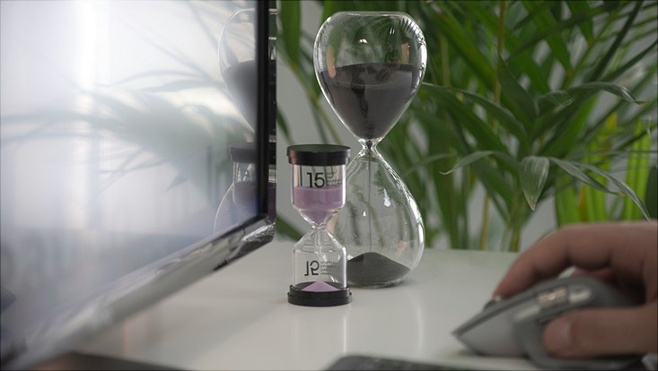 zwei Sanduhren auf einem Schreibtisch.