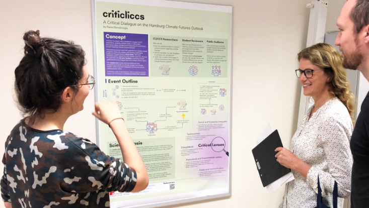 Rana Ekmekcioglu präsentiert ihr Poster über das Panel "criticliccs".