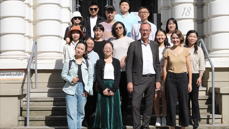 Chinesische Delegation der Zhejiang Wanli University aus Ningbo mit dem Dean der Fakultät für Betriebswirtschaft Prof. Dr. Henrik Sattler an der Universität Hamburg und Korinna Puls von der Brand University of Applied Sciences
