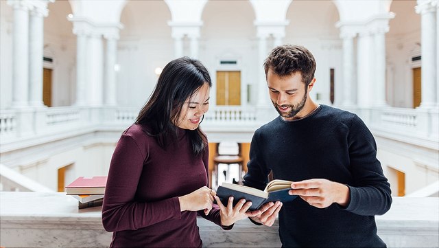 studierende-9735-studierende-mit-buch-640x361 Studierende mit Buch in der Hand