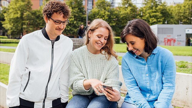 studierende-0012-drei-studierende-mit-handy-640x361 Drei Studierende mit Handy in der Hand