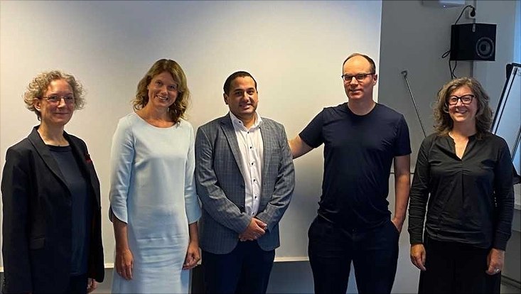 Youssef Ibrahim (Mitte) mit seinen Gutachterinnen Prof. Dr Anna Henkel und Prof. Dr. Simone Rödder, Gutachter Prof. Dr. Tobias Werron und der Vorsitzenden der Prüfungskommission Prof. Dr. Anita Engels