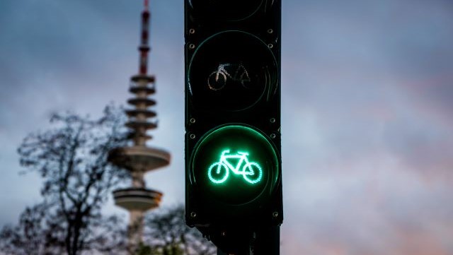 Why Hamburg 640x361 Bicycle traffic lights in green