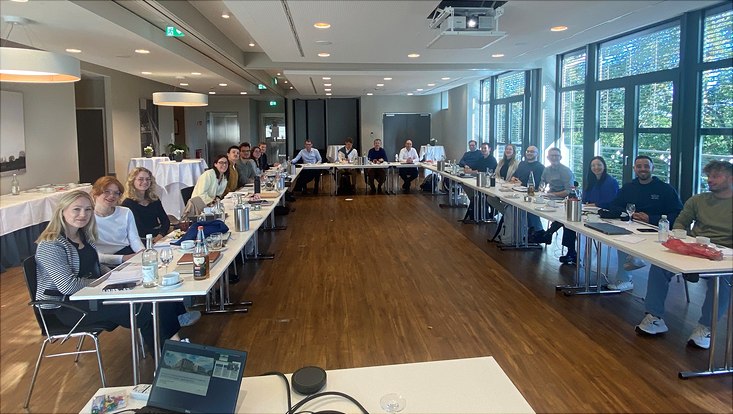 Teilnehmer des Research-in-Progress-Workshops des HCHE in einem Konferenzraum. / Participants of the HCHE Research-in-Progress workshop in a conference room.