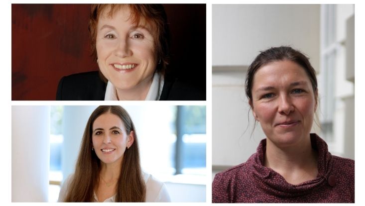 Drei Frauen, die lächeln
