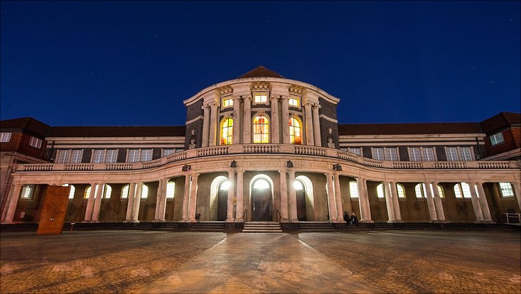 Hauptgebäude der Uni Hamburg bei Nacht
