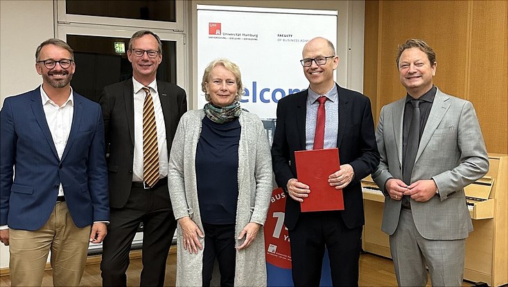 Harald van Heerde accepts honorary doctorate