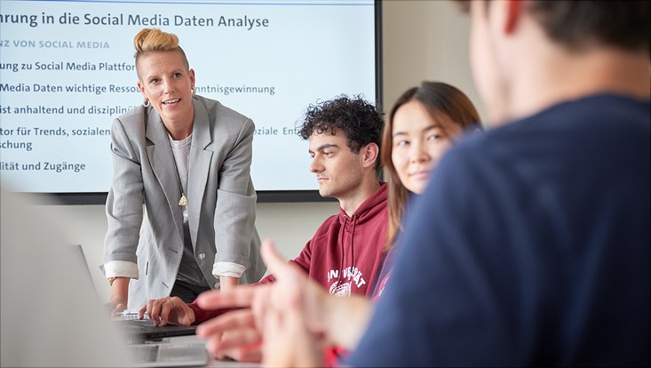 Studierende im Seminar mit Professorin/Dozentin, in Interaktion