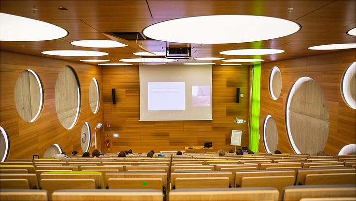 Ein leerer Hörsaal