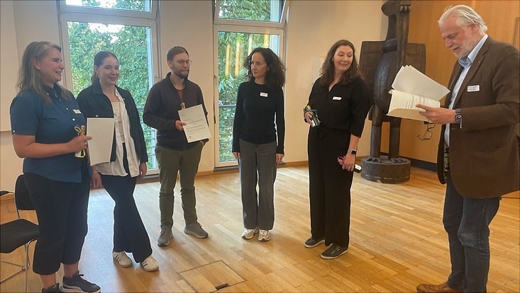Projekt-Team- 5 Personen - bekommt Preis für Konferenzbeitag