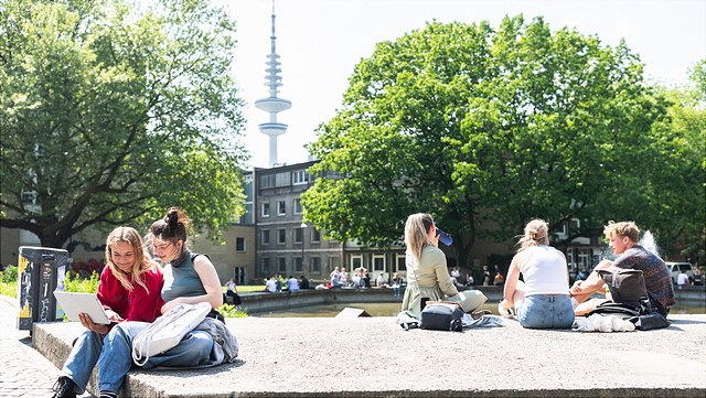 studierende-pentagon-feuerböther-640x361 Studierende sitzen am Uni Wasserspiel