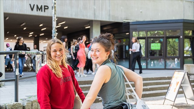 studierende-vmp5-feuerböther-640x361 Studierende, die vor einem Uni Gebäude stehen
