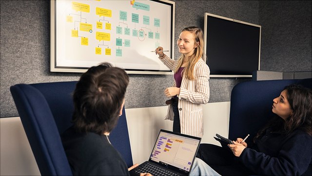 consulting-esfandiari-640x361 Drei Studierende beraten sich vor einem digitalen Board
