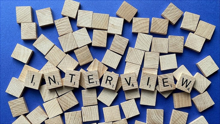 "Interview" mit Scabble-Steinen gelegt