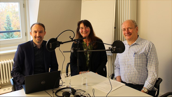 Drei Personen bei der Aufnahme eines Podcasts