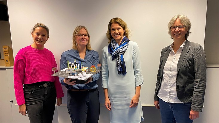 Kristin Biesenbender (zweite von links) mit ihren Gutachterinnen Prof. Dr. Simone Rödder (zweite von rechts) und Prof. Dr. Isabella Peters (links) sowie der Kommissionsvorsitzenden Prof. Dr. Marianne Saam (rechts)
