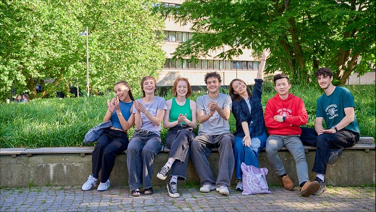 BWL-Studierende in Gruppe auf Campus