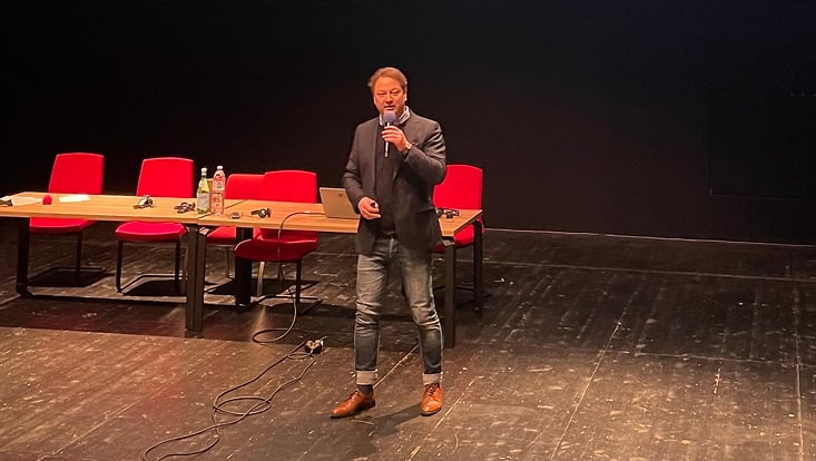 Prof. Dr. Michel Clement auf der Bühne bei der Präsentation einer Forschungsstudie zur Musikstreamingbranche