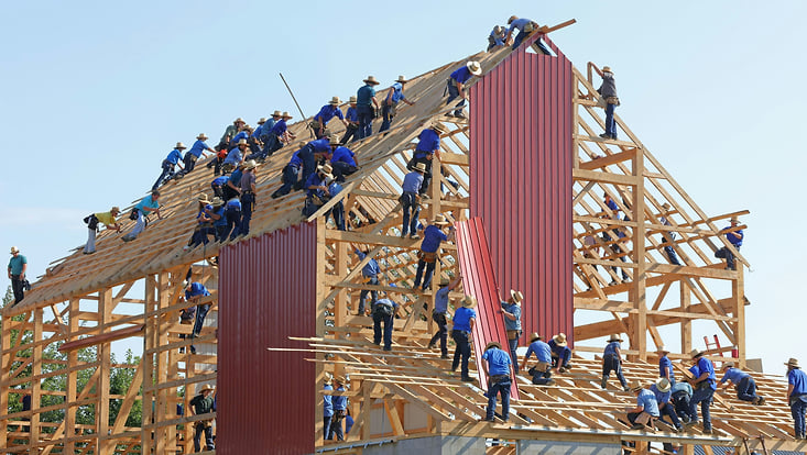 Hausbauprojekt mit Bauarbeitern