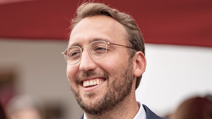 Mann mit Brille lächelt