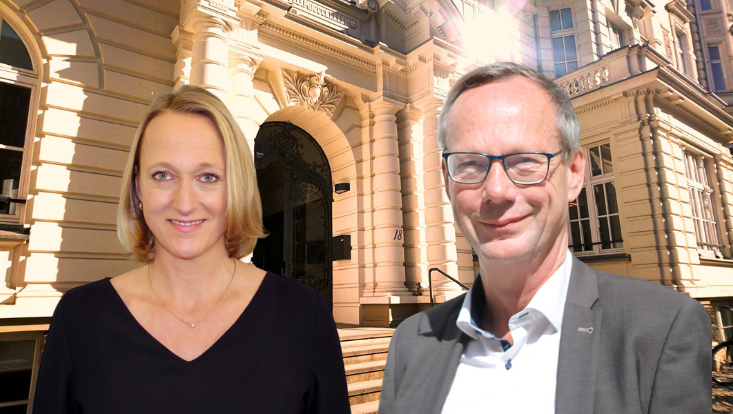Mann und Frau vor einem Gebäude