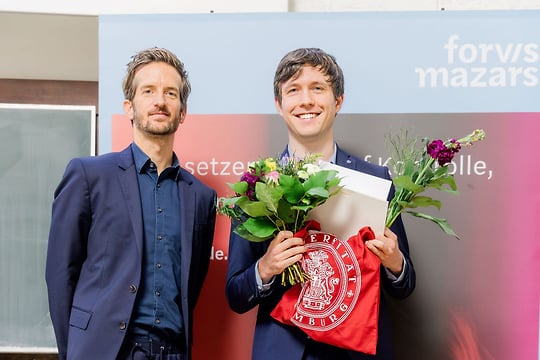 fav-kai-wuttke-und-clemens-tegetmeier-unihhabschlussfeier-155-540x360 Zwei Personen vor einem Banner