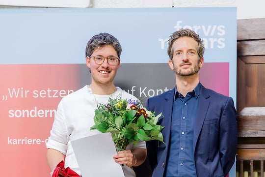 fav-leonard-wittmer-und-kai-wuttke-unihhabschlussfeier-158-540x360 Zwei Personen vor einem Banner