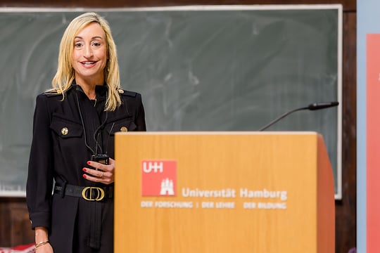 fav-prof.-dr.-nicole-v.-s.-ratzinger-sakel-unihhabschlussfeier-41-540x360 Frau spricht am Pult