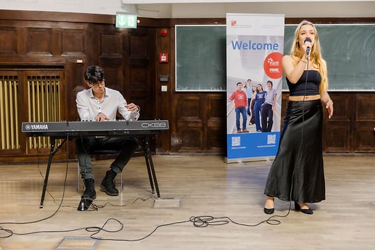 favunihhabschlussfeier-3-540x360 Mann am Keyboard und Frau am Mikrofon