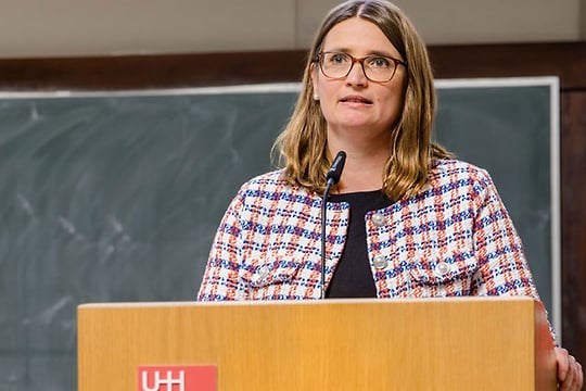 petra-steinorth-dekanin-540x360 Frau spricht am Pult