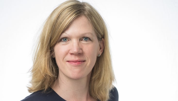 Blonde Frau mit schulterlangem Haar