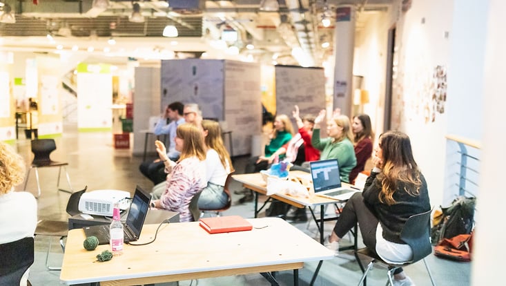 Studierende in einem Seminarraum