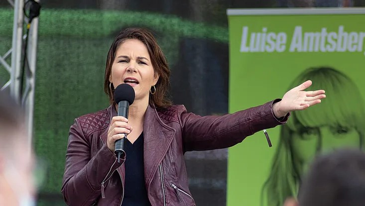 Annalena Baerbock mit Mikrophon in der Hand - Wahlkampf in Kiel