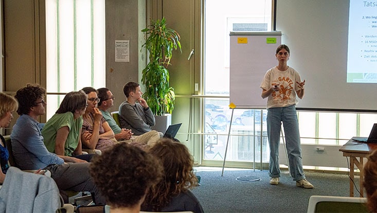 Studierende stellt etwas vor einem Publikum vor