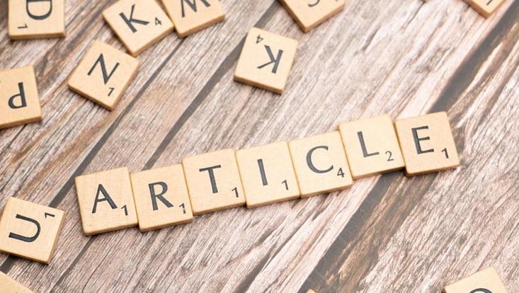 "Artikel" gelegt aus Scrabble-Buchstaben