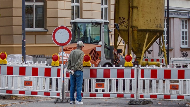 Symbolbild Baustelle mit Person