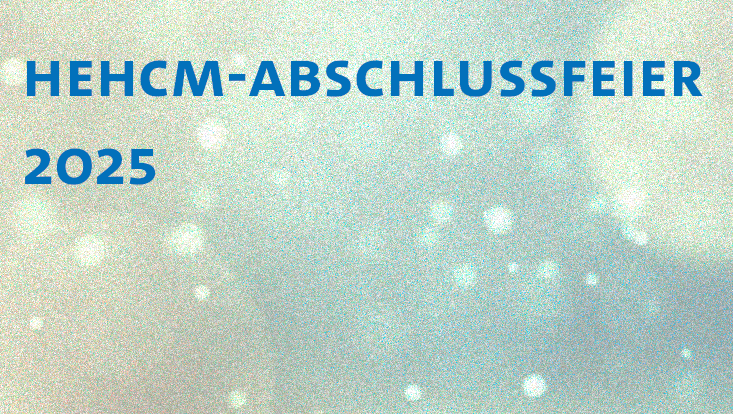 Schriftzug "HEHCM-Abschlussfeier" vor dekorativem Hintergrund (Lichteffekte)