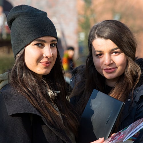 Zwei junge Frauen Unicampus