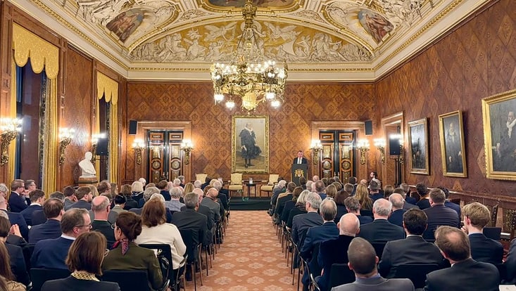 Voll besetzter Senatsempfang im Rathaus mit Blick auf die Bühne